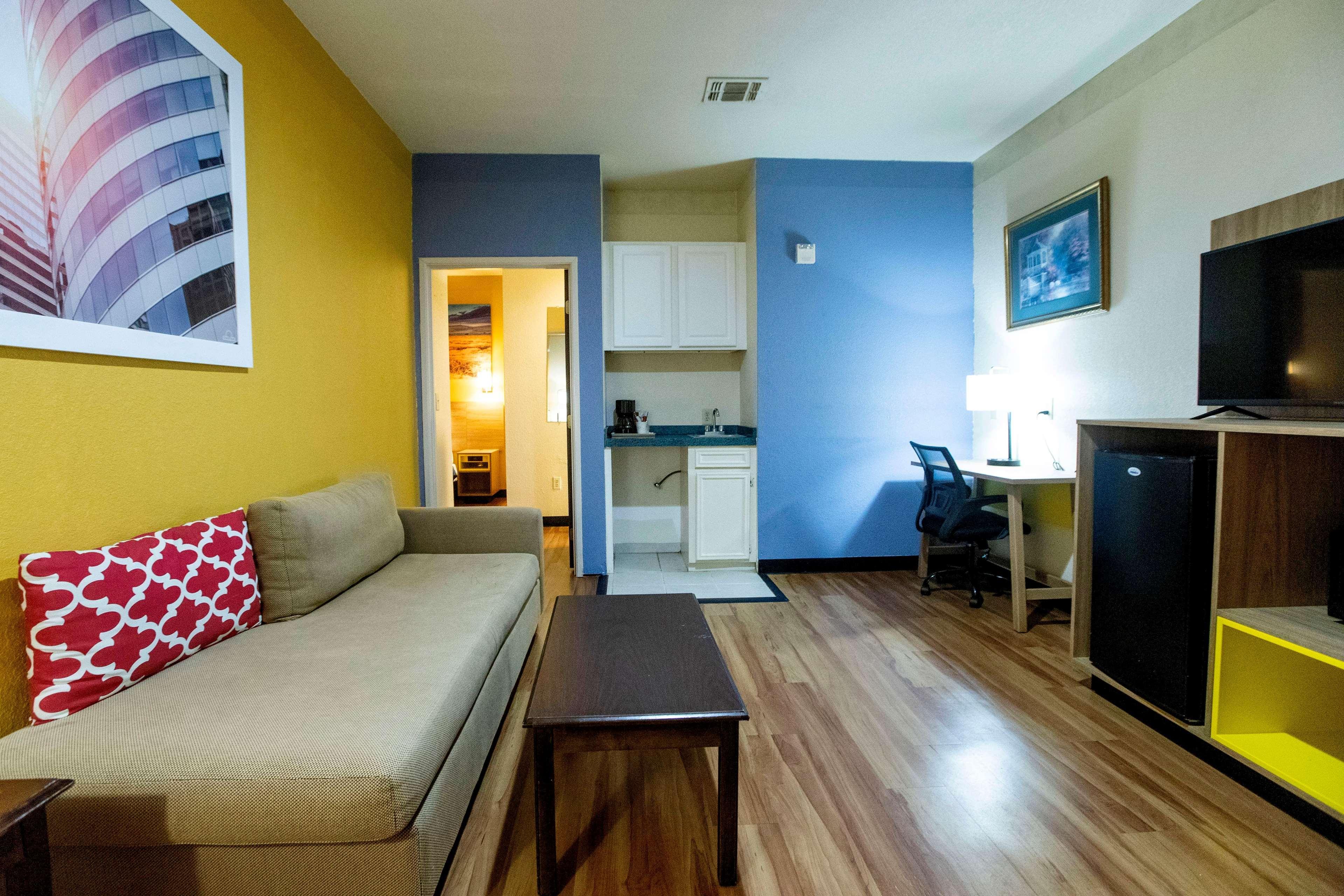Days Inn & Suites By Wyndham Houston North/Aldine Εξωτερικό φωτογραφία