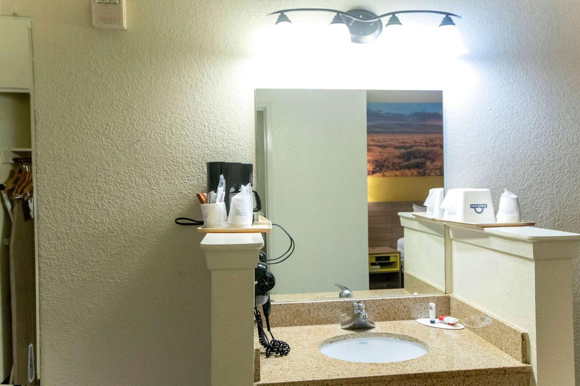 Days Inn & Suites By Wyndham Houston North/Aldine Εξωτερικό φωτογραφία