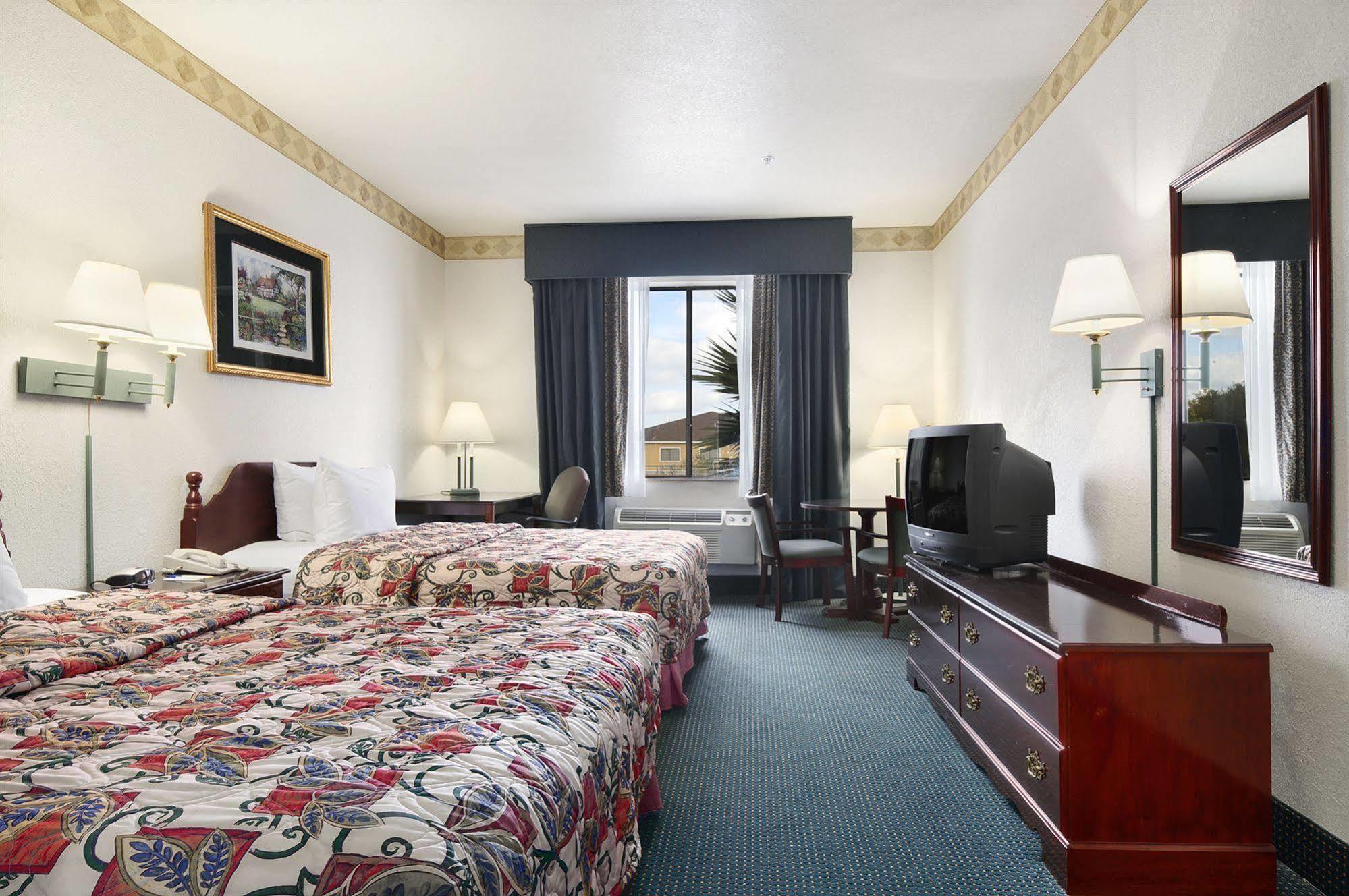 Days Inn & Suites By Wyndham Houston North/Aldine Δωμάτιο φωτογραφία